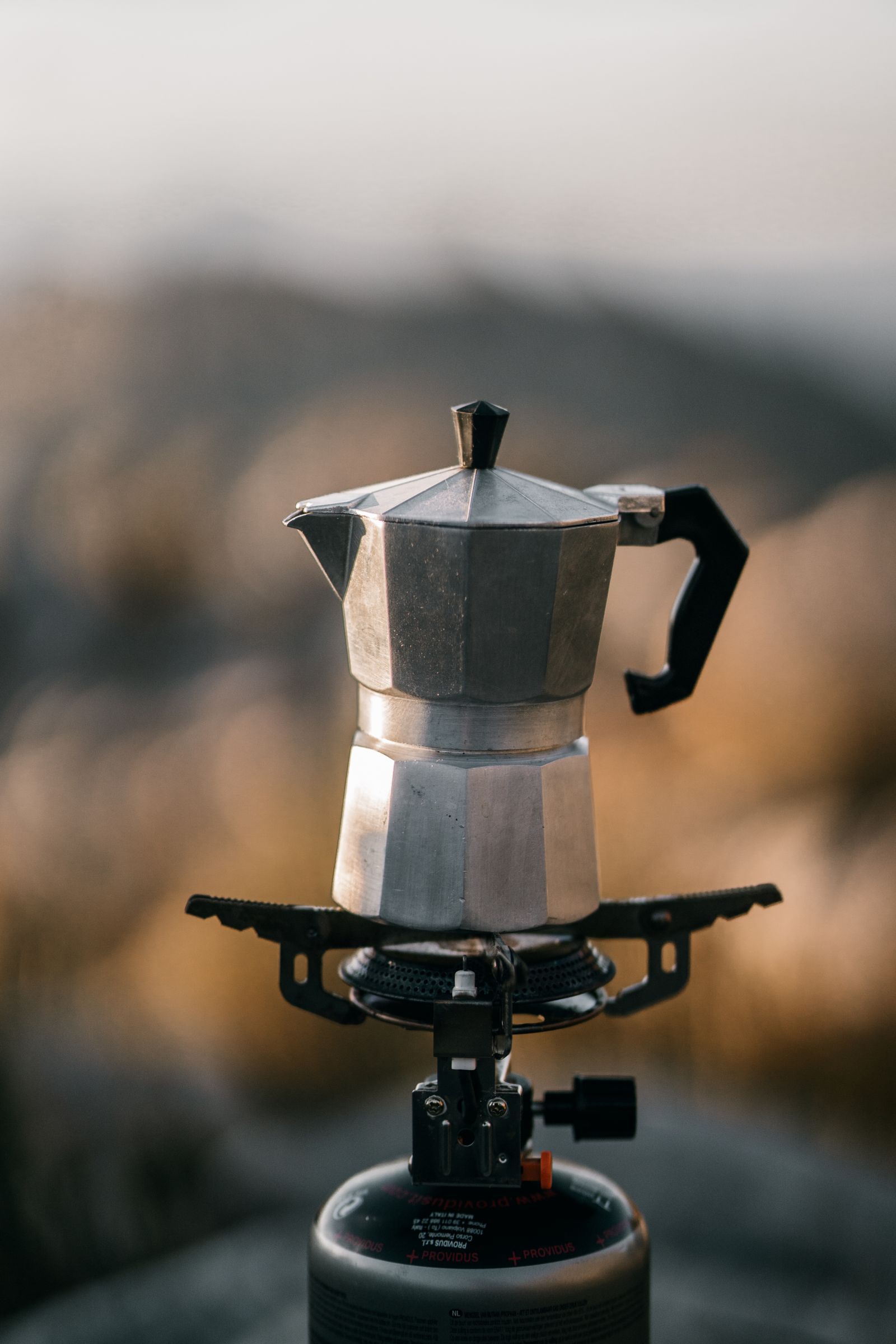 山でMUKUの道具を使いコーヒーを淹れるシーン